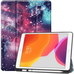 Mobigear Tri-Fold Gel Coque iPad 7 (2019) Etui en TPU,Similicuir + Porte-crayon - Galaxie