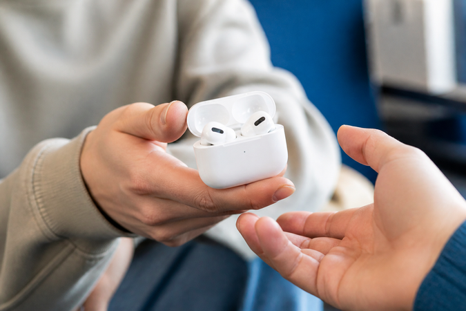 Utiliser le boîtier AirPods d'un autre - est-ce possible ?