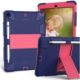Mobigear ShieldStand Coque iPad 8 (2020) Coque arrière en Plastique rigide,Silicone + Porte-crayon + Support Amovible - Bleu / Rose