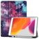 Mobigear Tri-Fold Gel Coque iPad 9 (2021) Etui en TPU,Similicuir + Porte-crayon - Galaxie