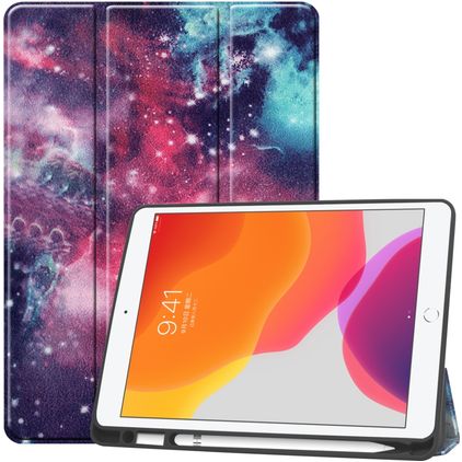 Mobigear Tri-Fold Gel Coque iPad 8 (2020) Etui en TPU,Similicuir + Porte-crayon - Galaxie