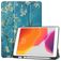 Mobigear Tri-Fold Gel Coque iPad 7 (2019) Etui en TPU,Similicuir + Porte-crayon - Fleurs d'amande
