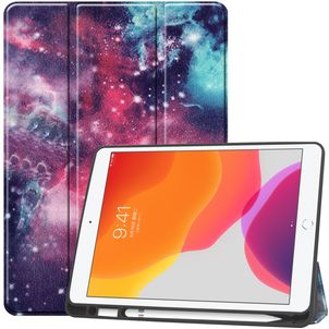 Mobigear Tri-Fold Gel Coque iPad 8 (2020) Etui en TPU,Similicuir + Porte-crayon - Galaxie