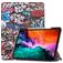 Mobigear Tri-Fold Gel Coque iPad Pro 12.9 Pouces (2022) Etui en TPU,Similicuir + Porte-crayon - Graffiti